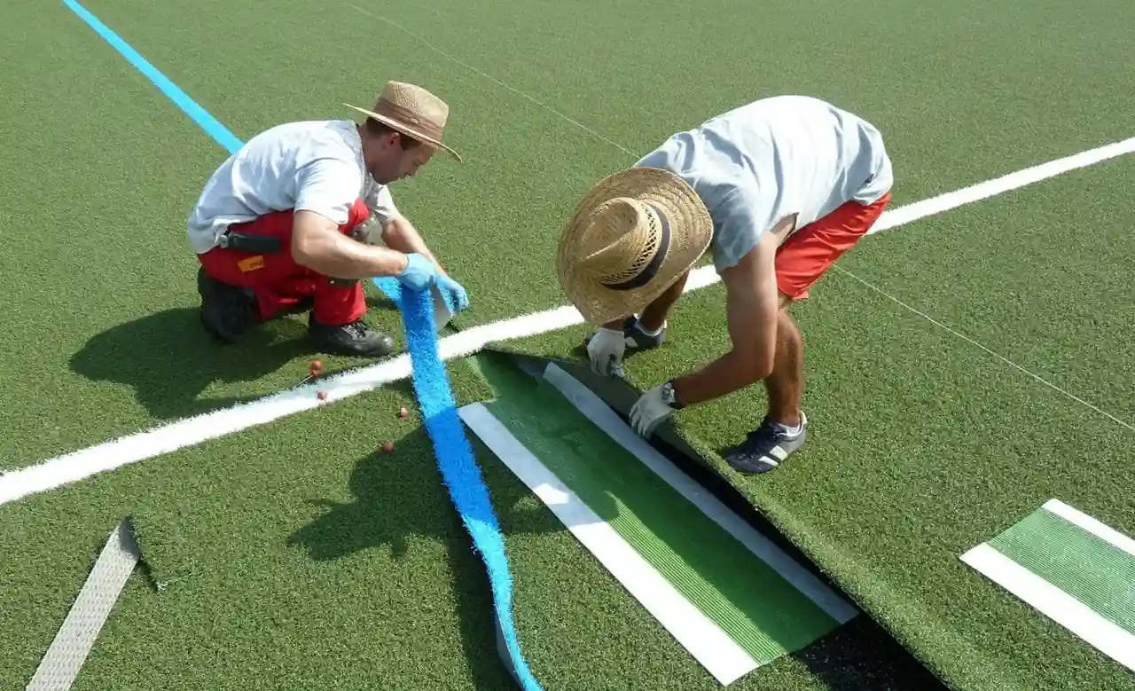 Mantenimiento de campos de fútbol de césped artificial