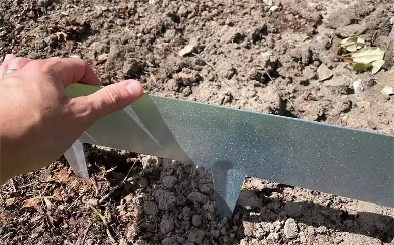 colocar las borduras de jardín metalicas